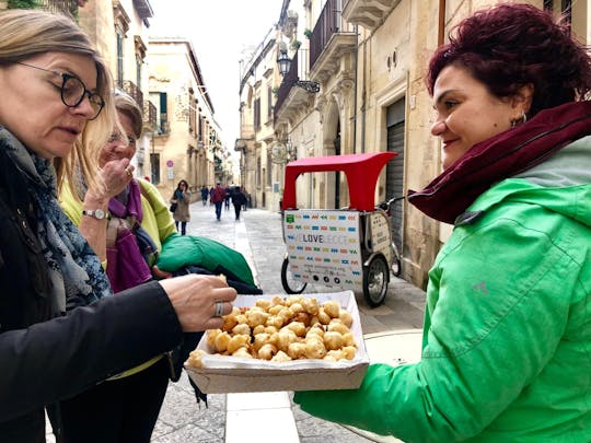 Passeio guiado de riquixá em Lecce com degustação de comida de rua