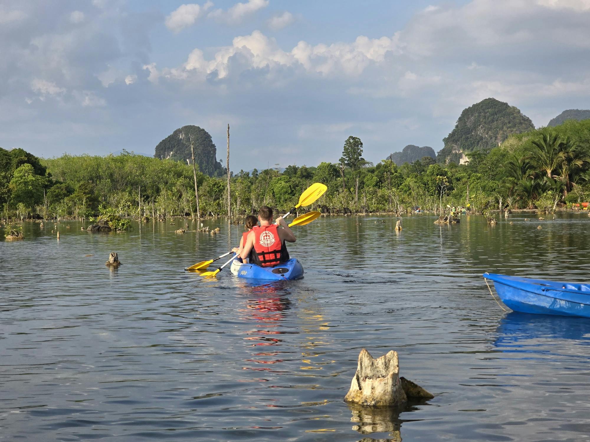 Excursão de caiaque na selva jurássica e na praia da caverna Phra Nang saindo de Krabi