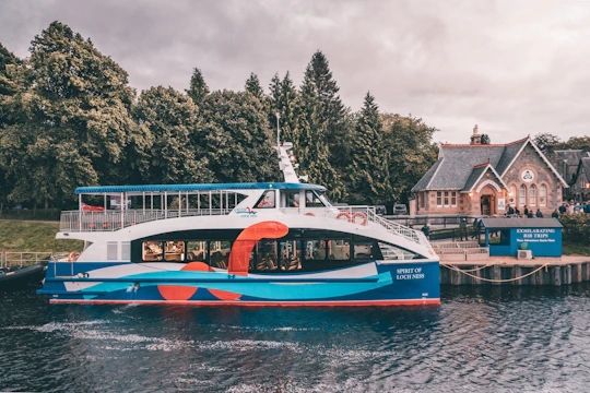 Loch Ness guided tour with boat cruise