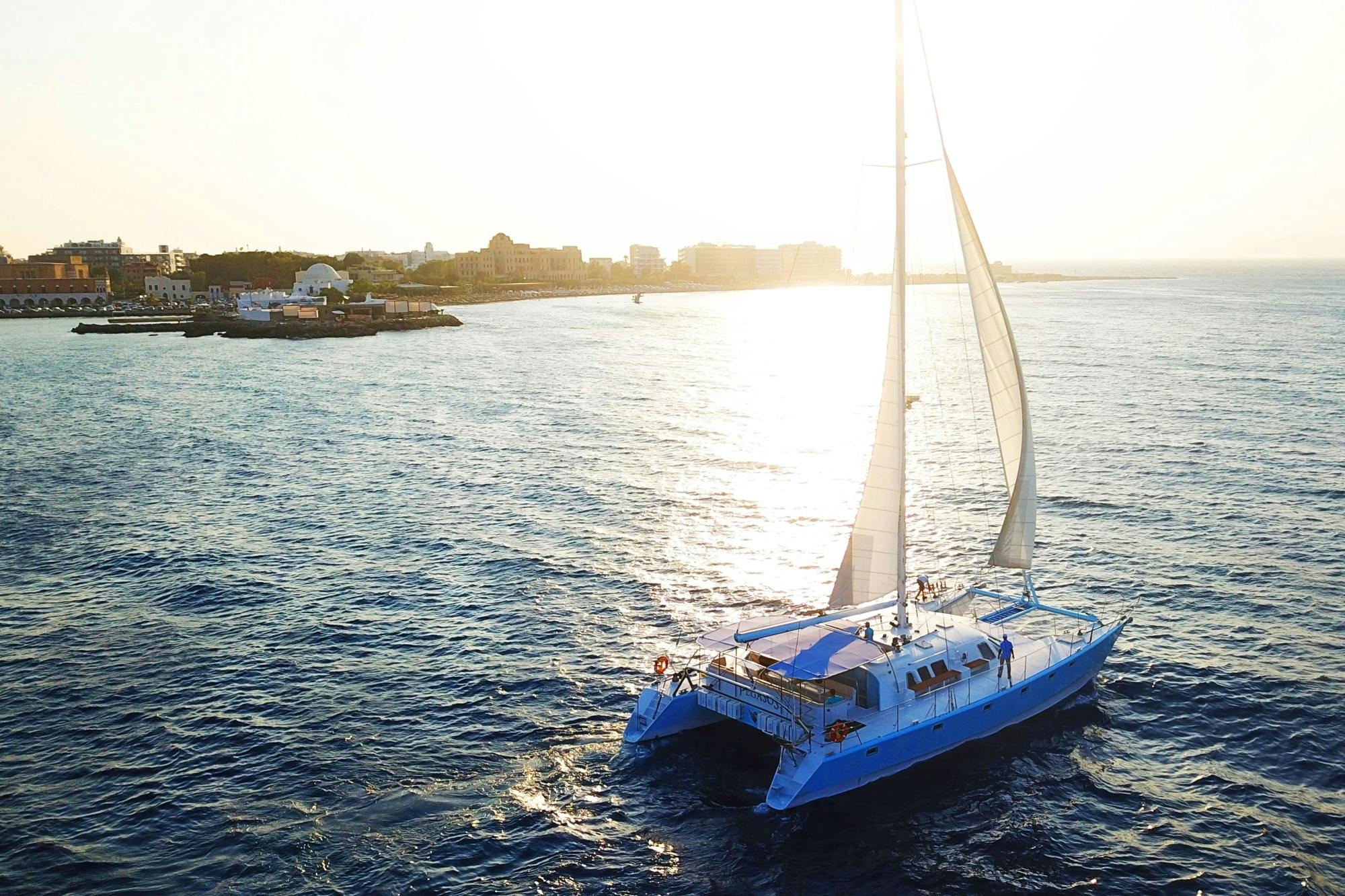 Crucero en catamarán al atardecer por la bahía de Rodas