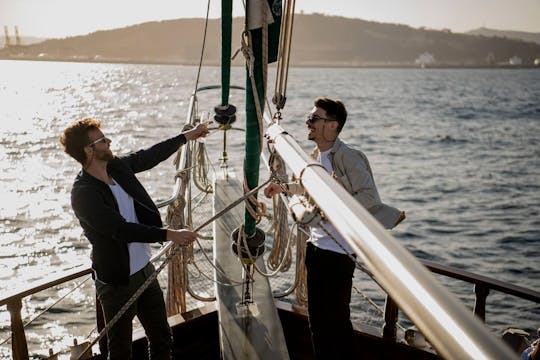 Tour in eco-catamarano di Barcellona al tramonto con musica dal vivo