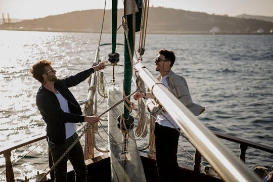 Passeio ecológico de catamarã em Barcelona ao pôr do sol com música ao vivo