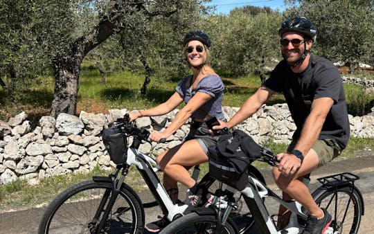 Visita guiada de bicicleta elétrica a Alberobello com degustação de comida e vinho