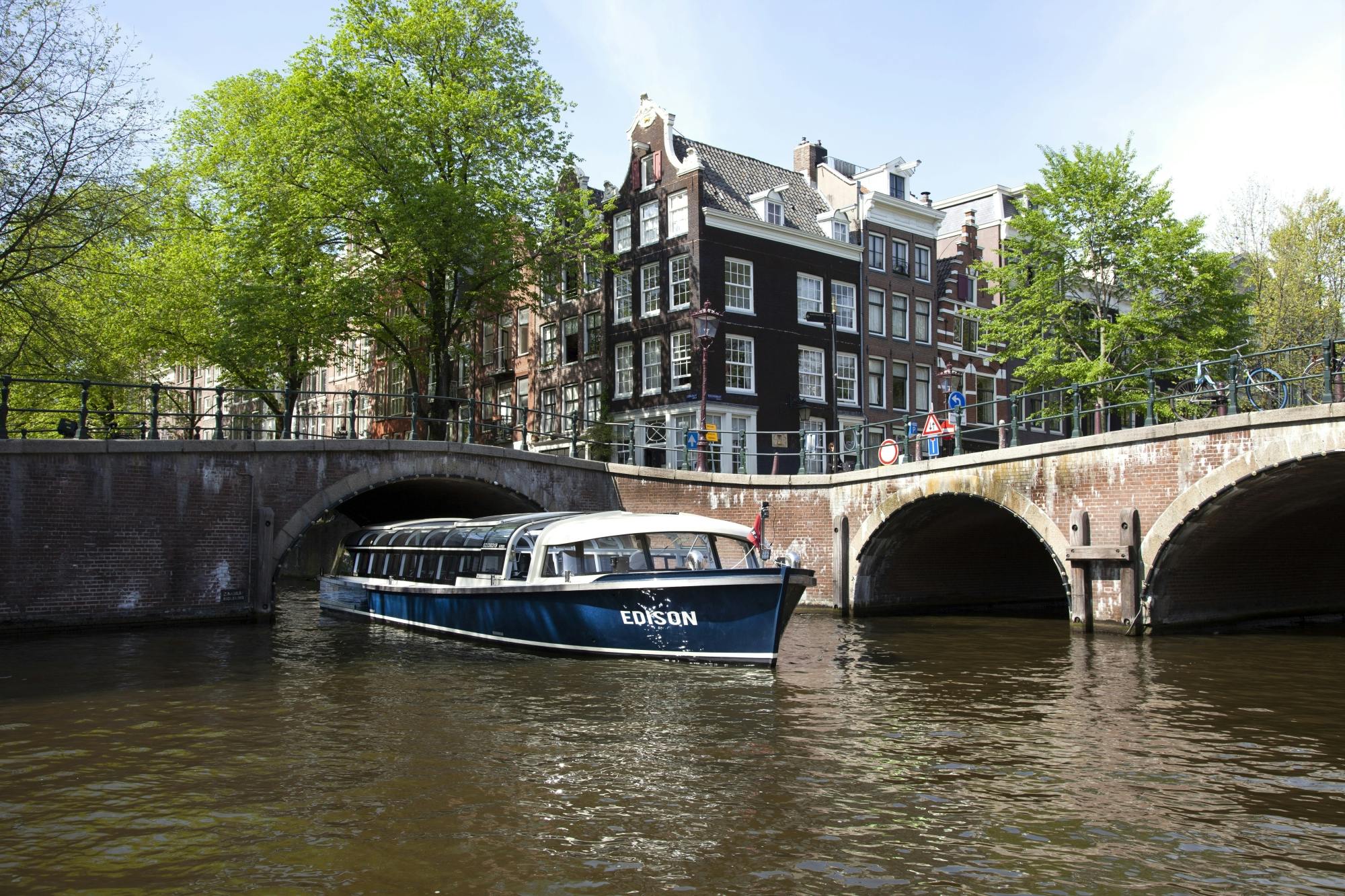 Crociera sui canali di Amsterdam con scatola di vino e formaggio dal molo dell'Hard Rock Cafe