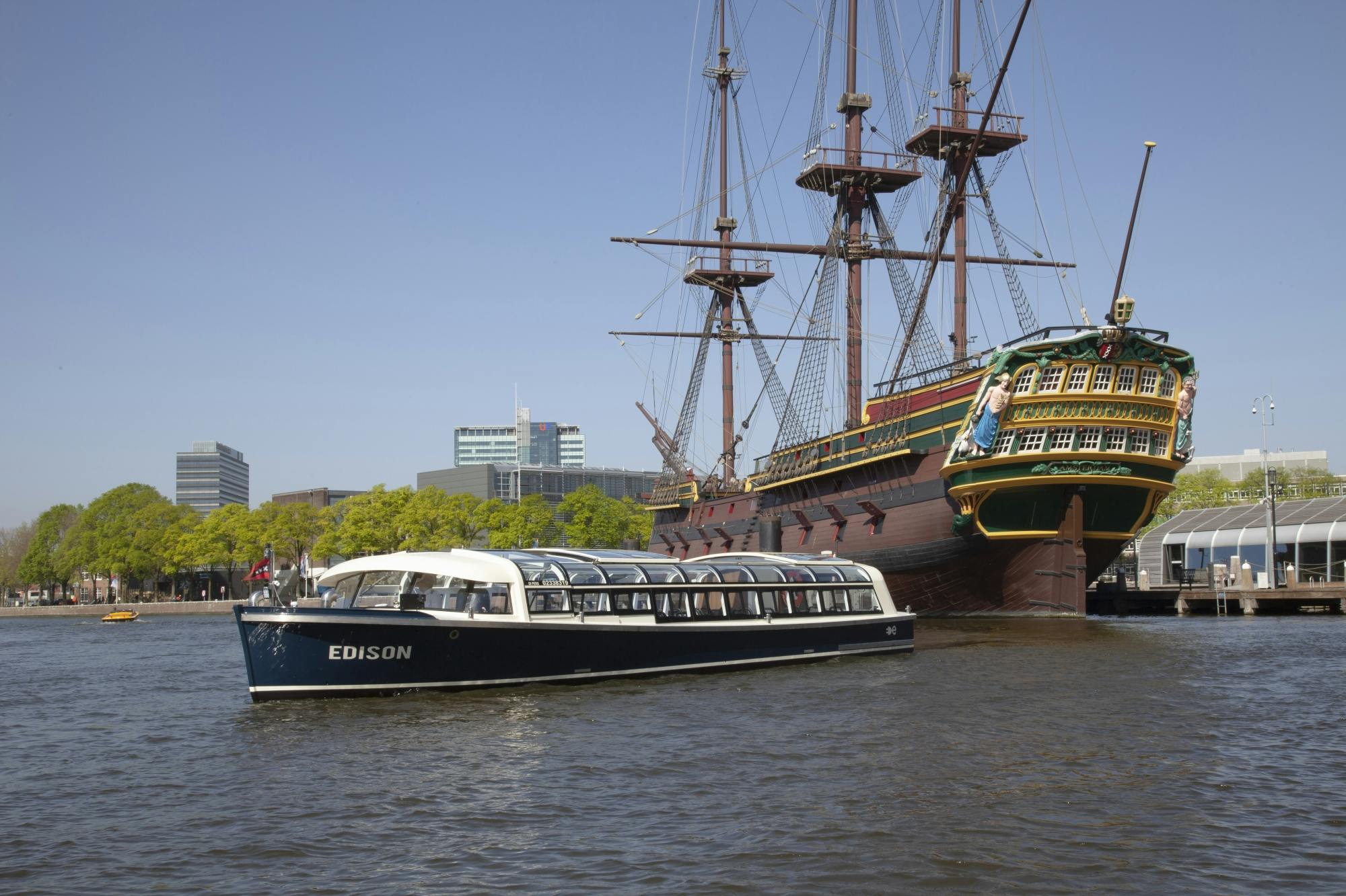 Crociera sui canali di Amsterdam con scatola di vino e formaggio dal molo Heineken Experience