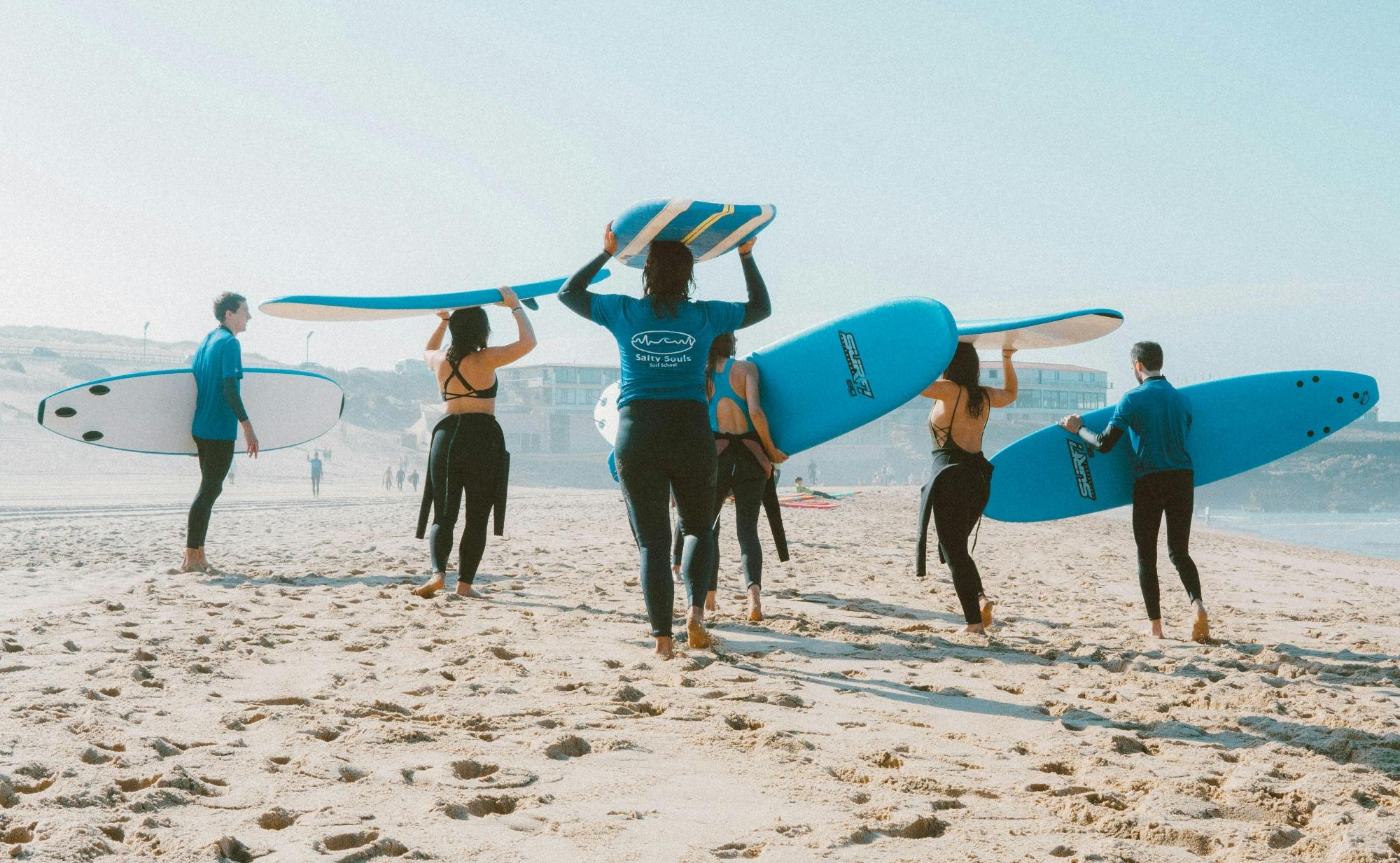 Aulas de surf personalizadas surfando nas ondas do oceano de Dakhla