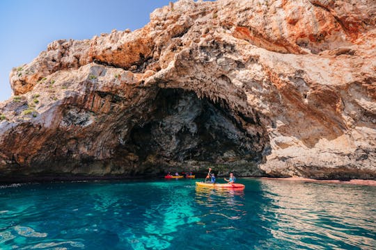 Excursion guidée aux grottes marines de Cala Varques avec kayak et plongée en apnée