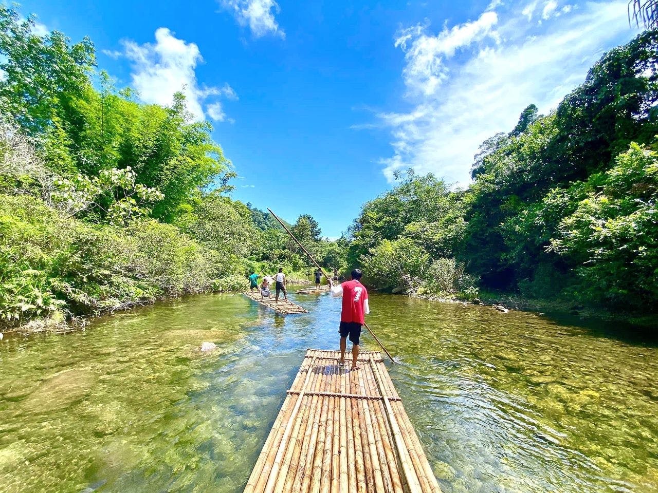 Rafting de bambu com visita a um centro de tartarugas e natação