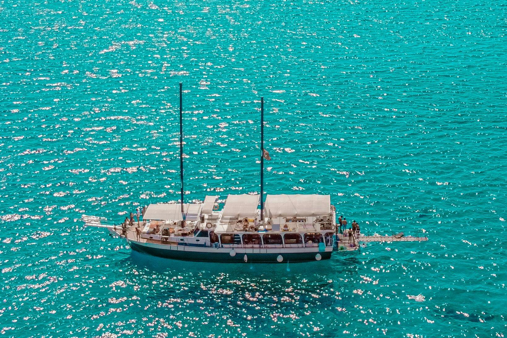 Croisière avec dîner au coucher du soleil sur l'île de Sulu depuis la baie d'Adrasan