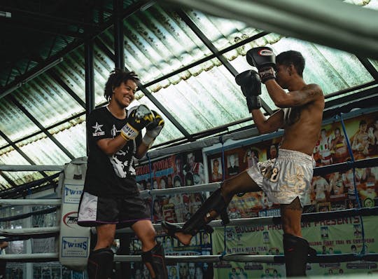 Lezione introduttiva di Muay Thai Boxing di gruppo per principianti a Pattaya