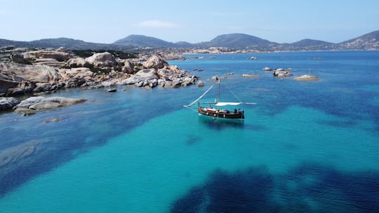 Tour zur Insel Asinara mit Oldtimer-Segelboot und Mittagessen ab Stintino