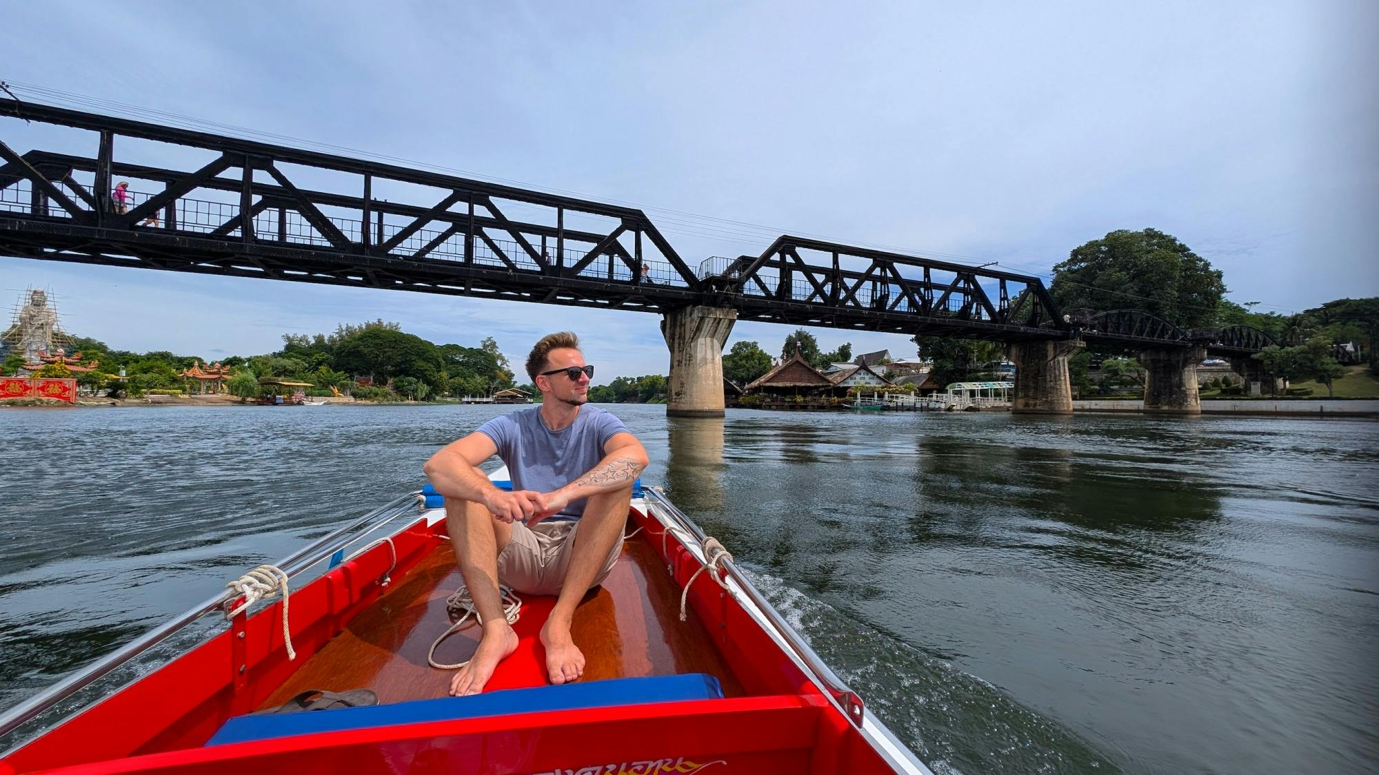 Recorrido panorámico privado en longtail por Kanchanaburi por el río Kwai