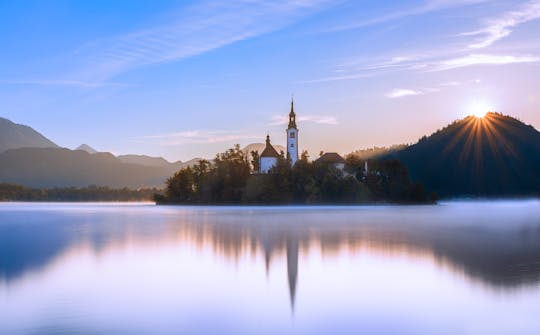 Dagexcursie naar de Postojna-grot, het kasteel van Predjama en het meer van Bled