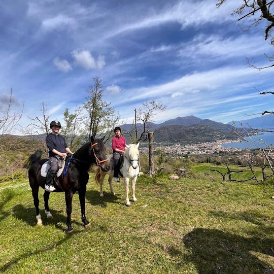 Promenade à cheval dans les collines du lac de Garde avec vue sur le lac