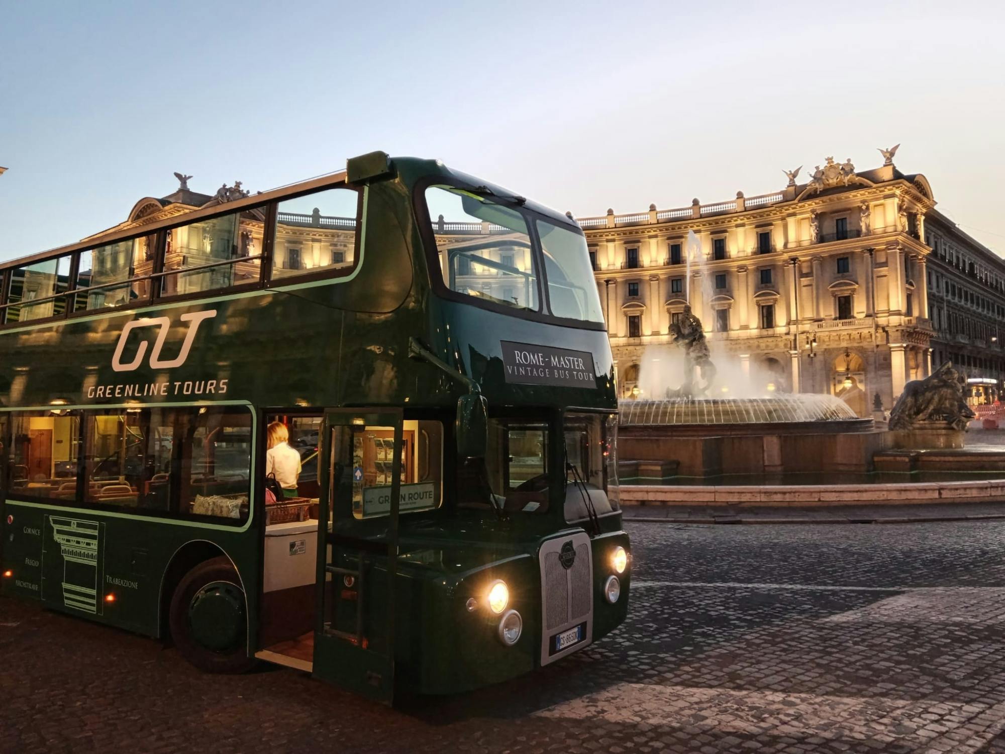 Recorrido nocturno en autobús abierto por Roma con parada para degustación