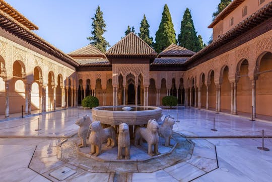 Visita guiada de 3 horas a la Alhambra con Palacios Nazaríes