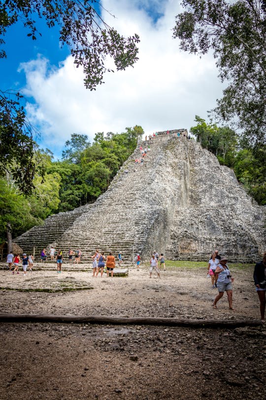 Tour a las ruinas mayas de Cobá con almuerzo y baño en cenote