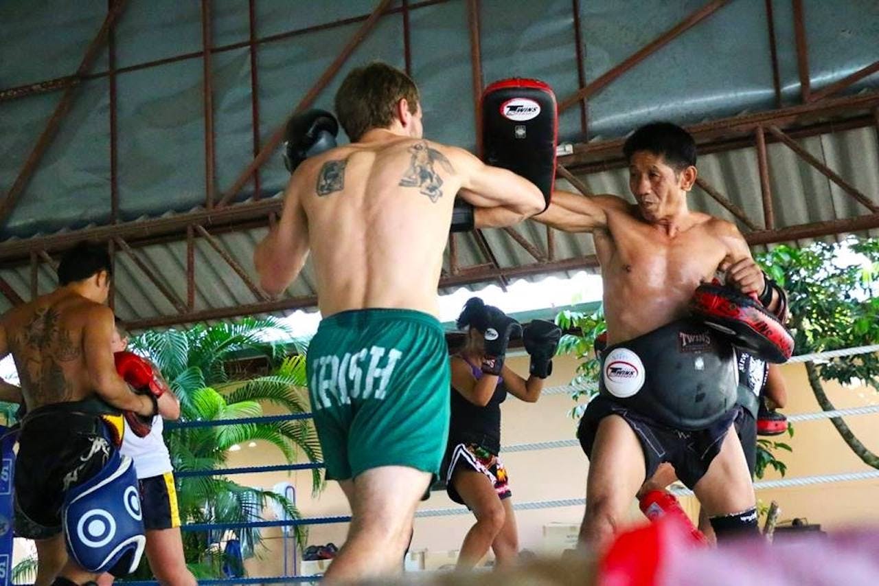 Aula de introdução ao Muay Thai Boxing em grupo para iniciantes em Phuket