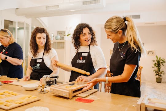 Pasta-making class, tasting and prosecco with local chef in Rome