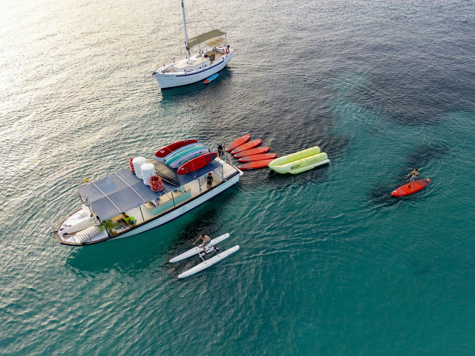 Paseo en barco con tapas, barra libre y deportes acuáticos en Ibiza