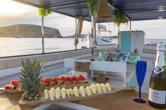 Bootstour bei Sonnenuntergang mit Tapas, offener Bar und Wassersport auf Ibiza