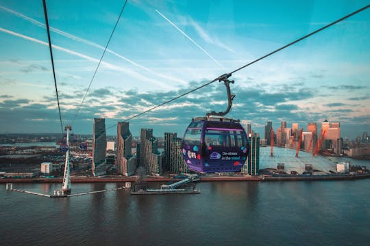 IFS Cloud Seilbahn und Uber Boats by Thames Clippers River Roamer Hop-On Hop-Off Tagesticket