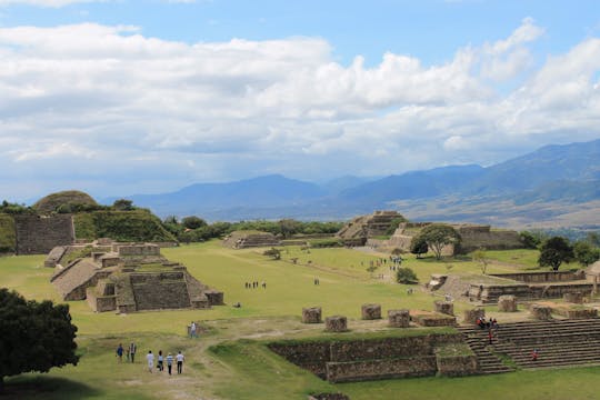 Recorrido por Monte Albán, Arrazola y Coyotepec con demostración de taller