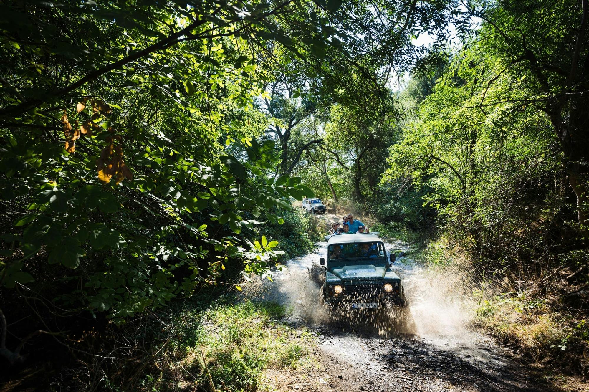 Diversão em família nas montanhas dos Balcãs - Safari off-road