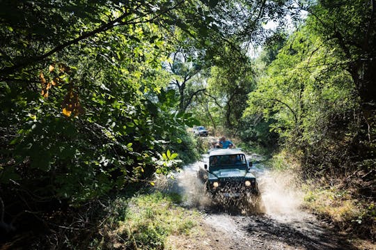 Safari in fuoristrada per famiglie sui monti Balcani