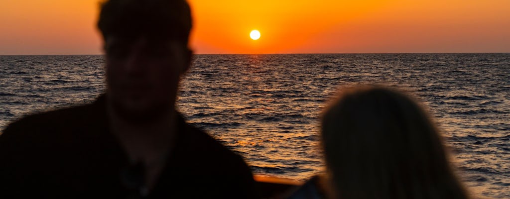 Cruzeiro ao pôr do sol em Zante em um barco grego tradicional