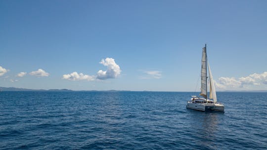 Tour exclusif en catamaran le long de la côte nord de Minorque