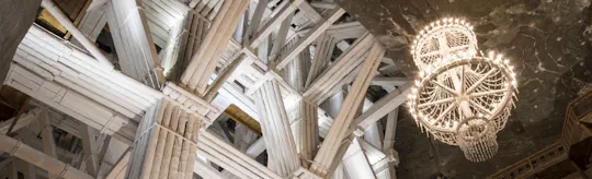 Visita guiada a Auschwitz-Birkenau e à mina de sal de Wieliczka a partir do ponto de encontro selecionado