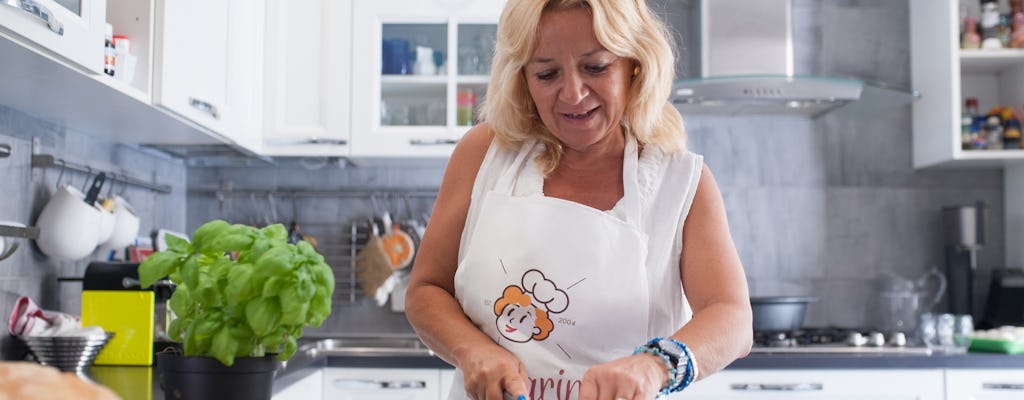 Almuerzo o cena y espectáculo de cocina en casa de una Cesarina en Roma