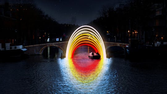 Bootsfahrt im offenen Boot des Amsterdam Light Festival mit Audioguide