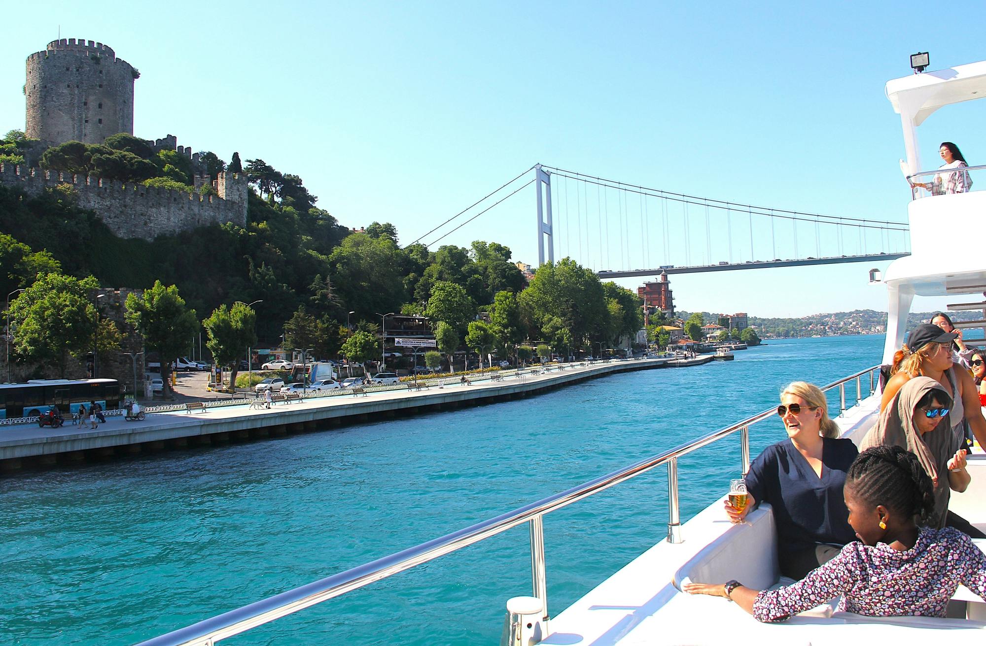 Bootsfahrt auf dem Bosporus und dem Schwarzen Meer mit Mittagessen