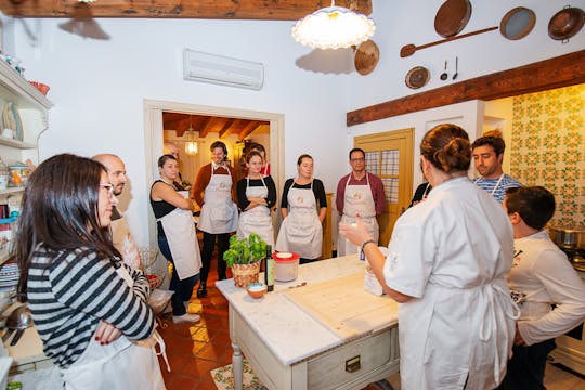 Aula de culinária e degustação na casa de uma Cesarina em Florença