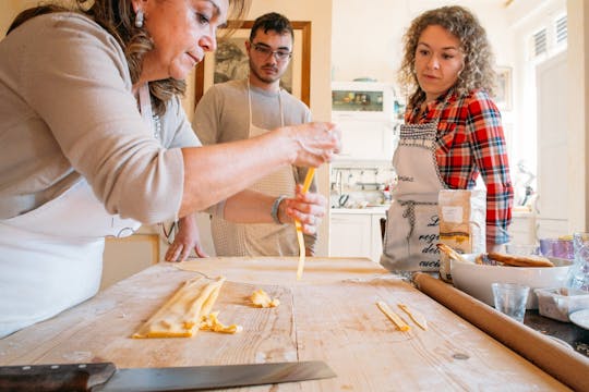 Aula de culinária e degustação na casa de uma Cesarina em Como