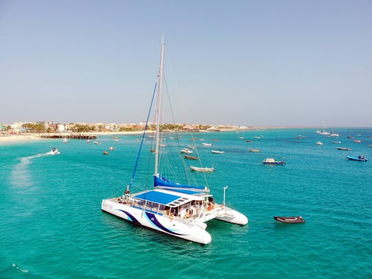 Croisière en catamaran à l'île de Sal avec boissons et snacks tout compris