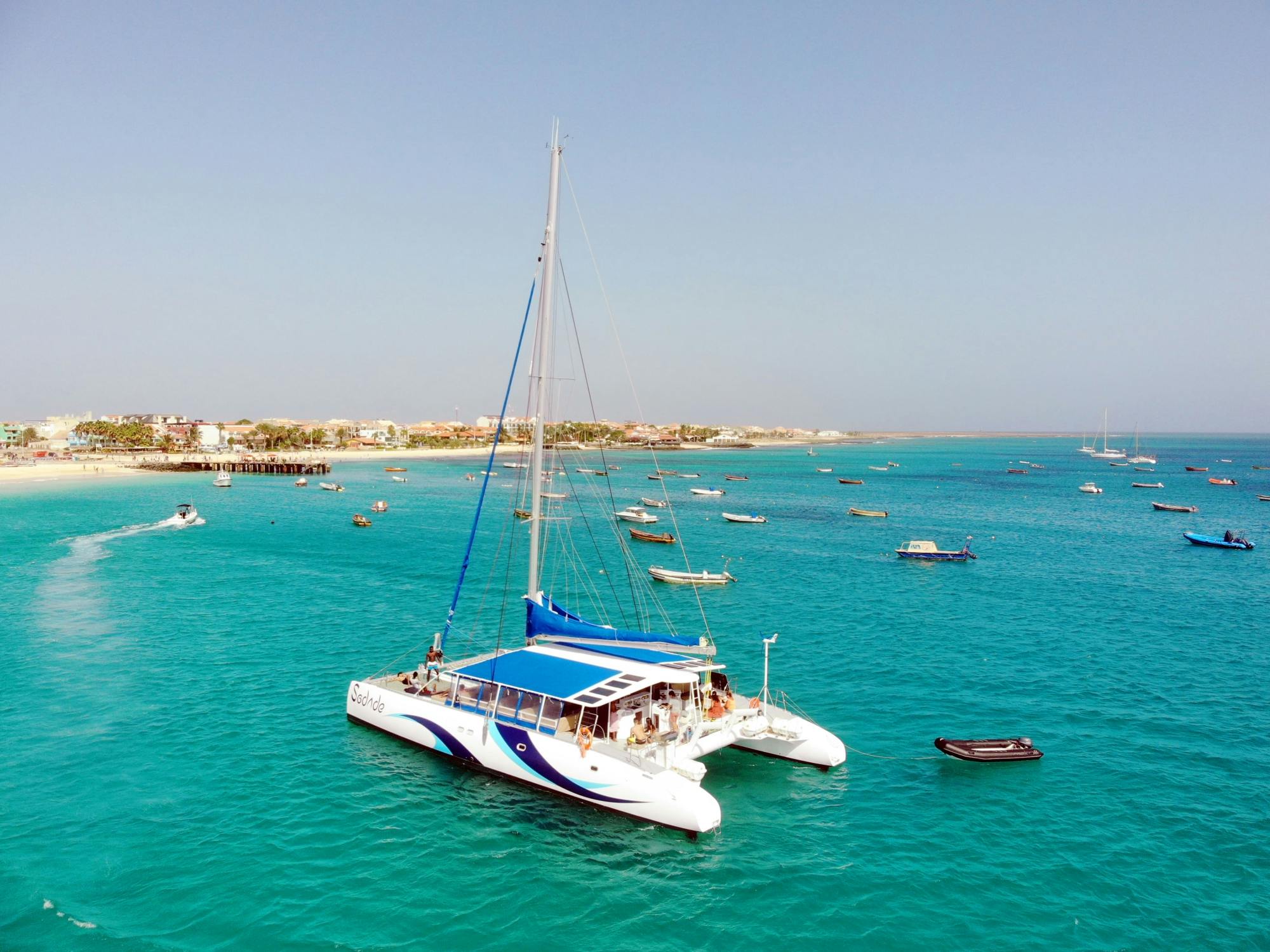 Crucero en catamarán por la isla de Sal con bebidas y aperitivos todo incluido