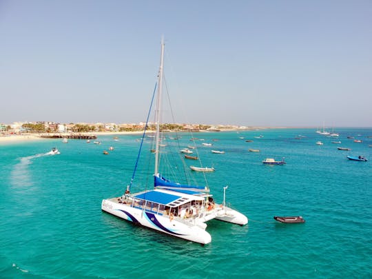 Crucero en catamarán por la isla de Sal con bebidas y aperitivos todo incluido