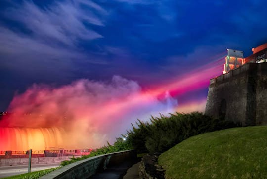 Passeio noturno pelas Cataratas do Niágara com barco, jantar e torre de iluminação