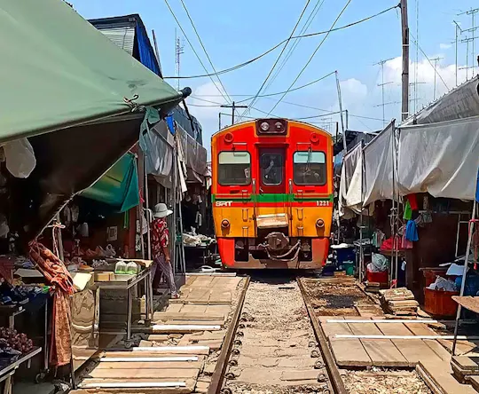 Encuentro con tailandeses y visita al mercado ferroviario de Maeklong con almuerzo