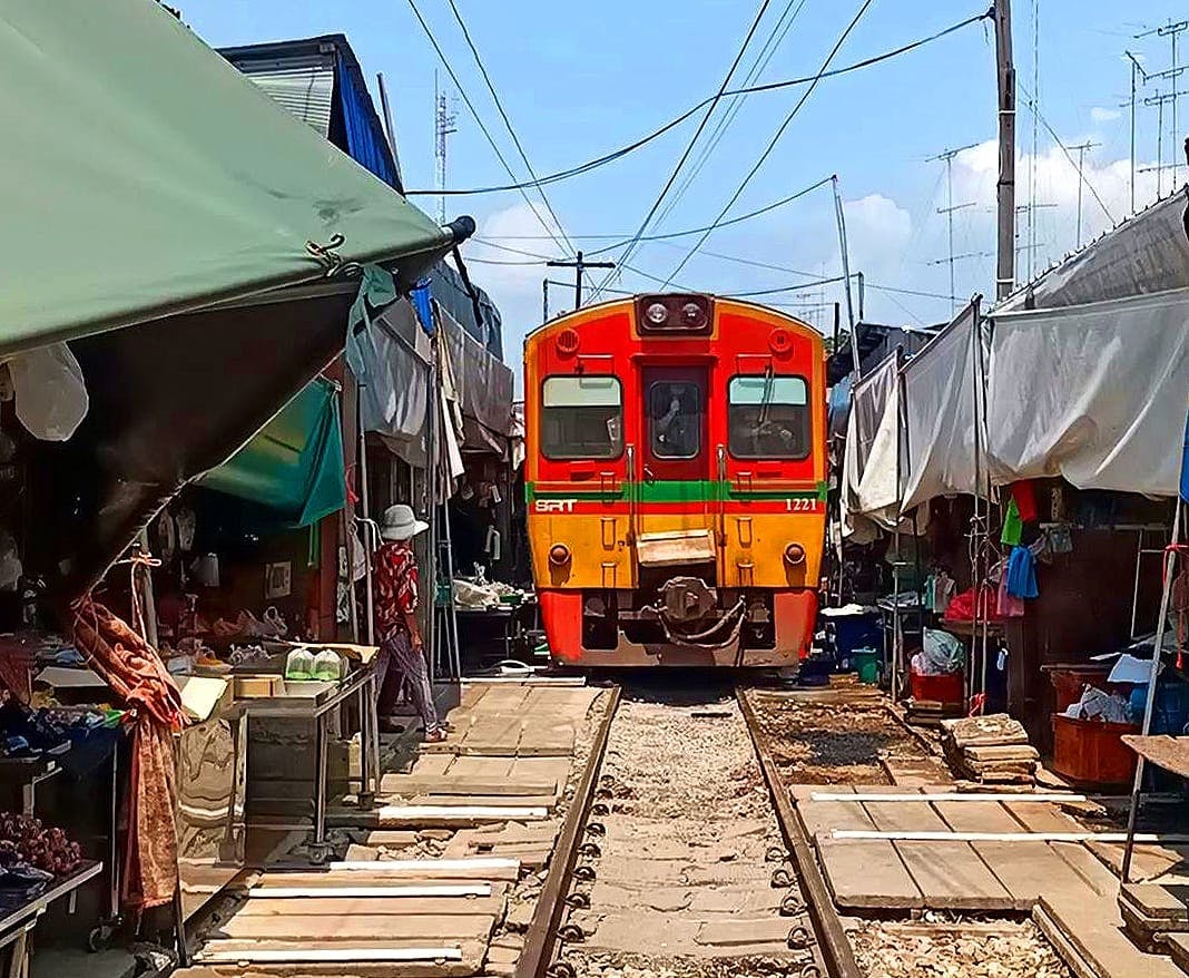 Einheimisches Leben erkunden auf dem Maeklong Railway Market