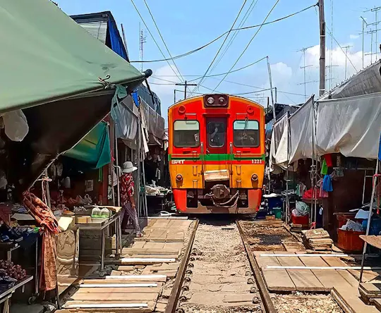 Ontmoet lokale Thaise bewoners en bezoek de Maeklong spoorwegmarkt met lunch