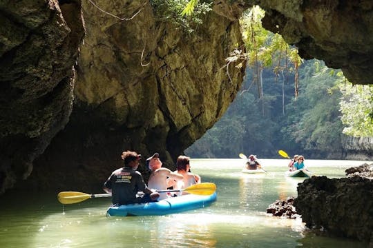 Tour guidato dell'isola in kayak di un'intera giornata da Khao Lak