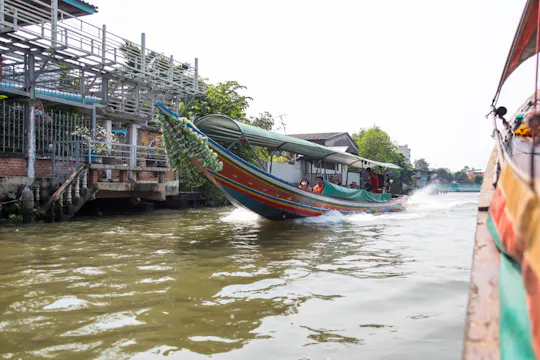 Canales de Bangkok y Wat Arun