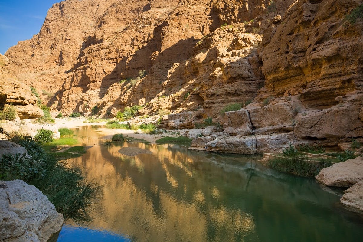 Excursión de día completo a Wadi Shab y el sumidero de Bimmah con almuerzo