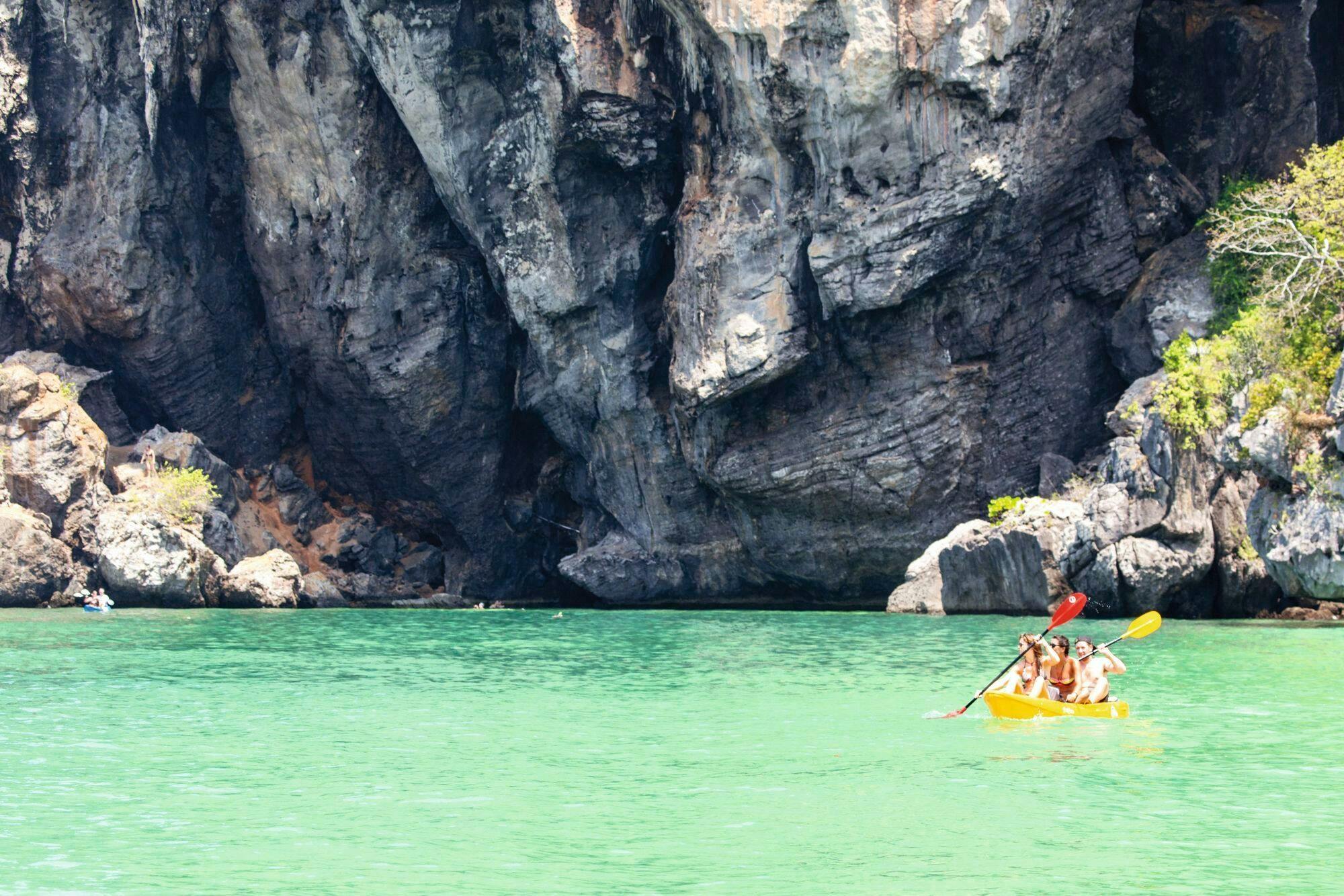 Passeio de caiaque na baía de Phang Nga com cavernas marinhas