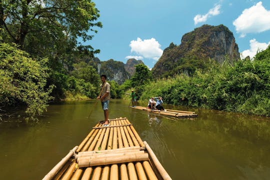 La rivière Khao Sok en radeau avec un refuge d'éléphants et repas midi