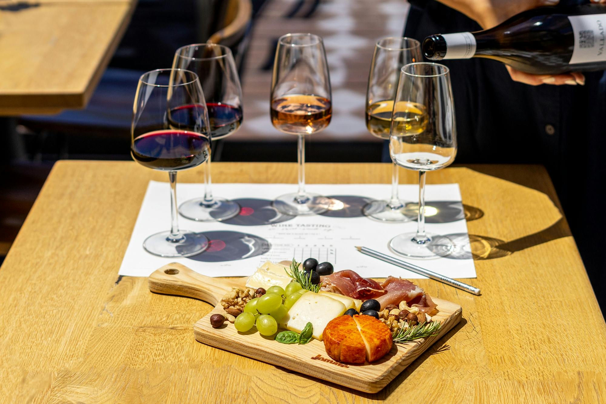 Expérience de dégustation de vin de Porto avec assiette de fromages et de jambon portugais